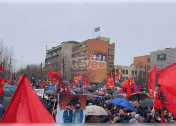 LIVE/ Marshi në mbështetje të ish-krerëve të UÇK-së