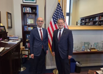 Zëvendësministri Ahmeti takohet në SHBA me senatorin Peters dhe kongresistin Torres