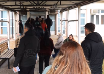 Pajisja me lejeqëndrim, shqiptarët jashtë territorit të Kosovës thonë se presin me orë