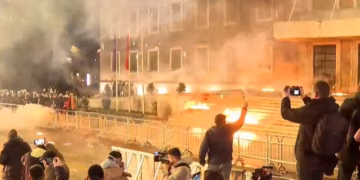 Protesta e opozitës në Shqipëri, molotov ndaj Kryeministrisë dhe Parlamentit, 7 policë të plagosur