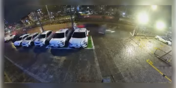 Shoferi humb drejtimin, vetura del nga rruga dhe i godet tetë tjera të parkuara