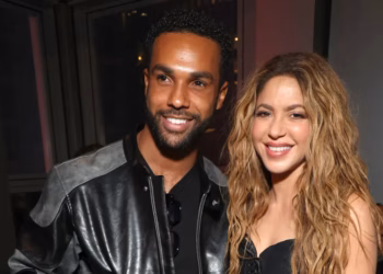 Shakira konfirmon romancën me aktorin 15 vite më të ri!