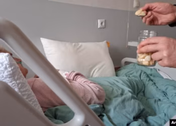 Të kujdesesh dhe të paguash: Barrë e dyfishtë për familjarët e pacientëve në QKUK