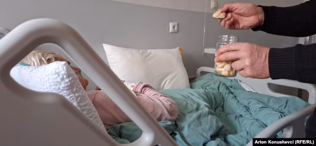 Të kujdesesh dhe të paguash: Barrë e dyfishtë për familjarët e pacientëve në QKUK