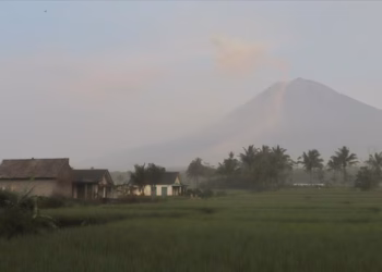 Vullkani Semeru në Indonezi shpërthen 7 herë brenda 3 orësh