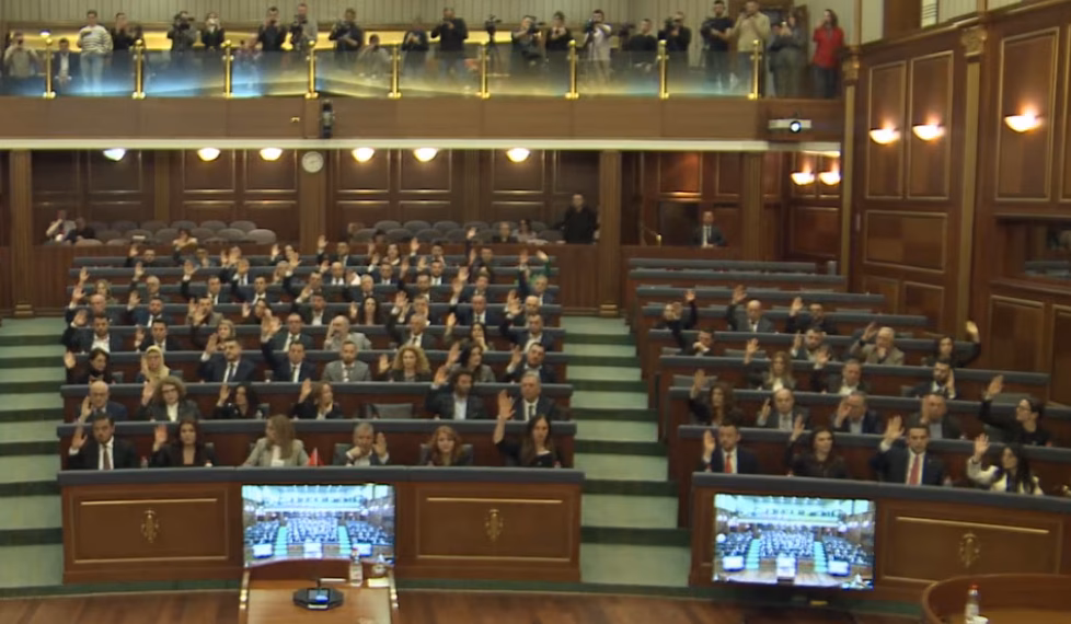 Kuvendi miraton rezolutën për procesin gjyqësor ndaj ish-krerëve të UÇK-së