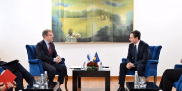 Kurti takohet me komisionerin e OSBE-së për minoritete, thekson përgjegjësinë e serbëve lokalë për shfrytëzimin e të drejtave