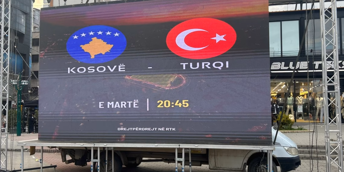 LED i madh vendoset në Sheshin “Adem Jashari” në Ferizaj për ndeshjen Kosovë–Turqi