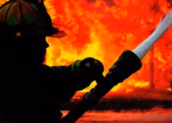 Digjet një barnatore në Ferizaj, dyshohet se flaka iu vu qëllimshëm