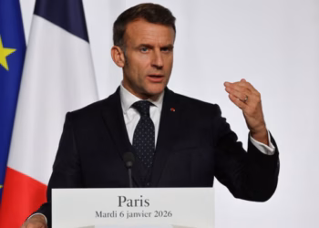 Franca urdhëron rritjen e kokave bërthamore