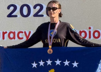 ​Shkruhet historia: Pilotja kosovare renditet e para në botë në paragllajd