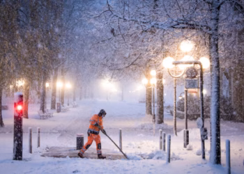 Reshje të mëdha bore në Zvicër, autoritetet shpallin nivel alarmi 4 në disa rajone