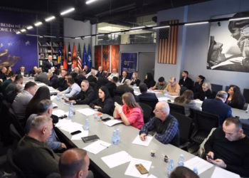 AAK-ja pezullon zgjedhjet e brendshme