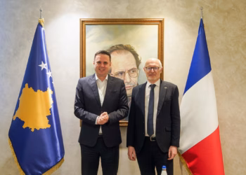 Abdixhiku takohet me ambasadorin francez, flasin për çështjen e presidentit