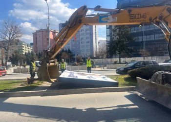 Billbordet pa leje hiqen, Peci: Kërkova përjashtim për billbordin e Thaçit dhe Veselit