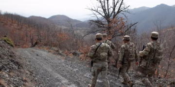 Ushtarët e Gardës Kombëtare të Floridës patrullojnë në kufirin e Kosovës