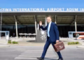 “Gjithë të mirat Kosovë”- Me foto nga aeroporti, ambasadori i BE-së mbyll mandatin në Kosovë