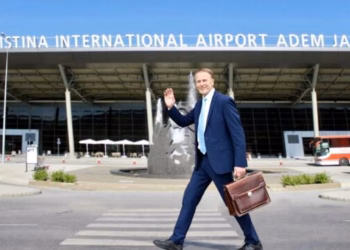 “Gjithë të mirat Kosovë”- Me foto nga aeroporti, ambasadori i BE-së mbyll mandatin në Kosovë