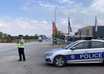 Gara shpejtësie në rrugën Pejë–Prishtinë, ndëshkohen dy shoferë me 500 €