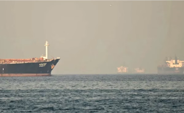 Çmimet e naftës rriten pasi sulmi ndaj Iranit kërcënon Ngushticën e Hormuzit