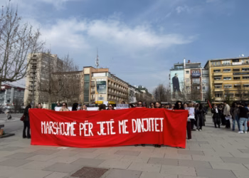 ​“Marshojmë, s’festojmë – njëra-tjetrën ne e mbrojmë”