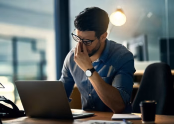 ​IA po i lodh aq shumë punëtorët sa studiuesit e kanë quajtur këtë gjendje ‘skuqje truri’