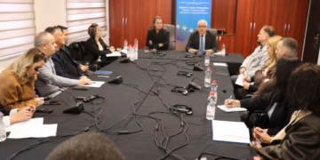 Sveçla në takim me zyrtarët, në fokus zbatimi i Ligjit për automjete dhe Ligjit për të huajt