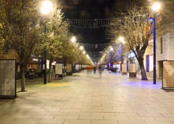 ​Reagime të shumta rreth ekspozitës për masakrat, sot largohet nga sheshi