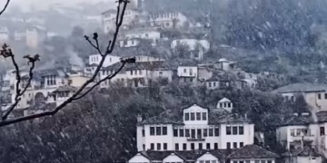 Rama publikon pamje të rralla, Gjirokastra mbulohet nga bora