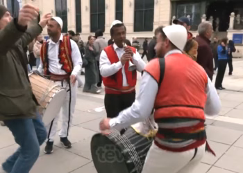 “Kjo është ndeshje historike për kosovarët” – atmosfera festive në sheshet e Prishtinës