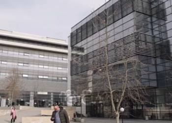 Pesë serbë të dyshuar për krime lufte në Skenderaj, paraburgimi i tyre zgjatet për 48 orë