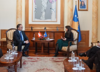 Ambasadori austriak për ngjarjen tragjike në Vjenë: Ngushëllimet më të sinqerta për familjet e viktimave