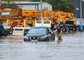 Stuhi të forta përmbysin pjesë të Emirateve të Bashkuara Arabe dhe Arabisë Saudite