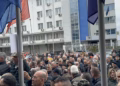 Protesta kundër ekspozitës-veteranët hyjnë me forcë në oborrin e Kuvendit