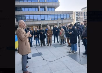 Avokati që ngriti alarmin për rolin e presidentit serb në “Sarajevo Safari” në paraburgim – protestë në Beograd kundër regjimit të Vuçiqit