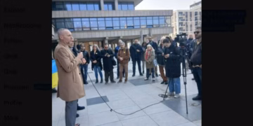 Avokati që ngriti alarmin për rolin e presidentit serb në “Sarajevo Safari” në paraburgim – protestë në Beograd kundër regjimit të Vuçiqit