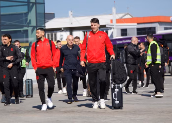 Kuqezinjtë nisen drejt Varshavës, Shqipëria e gatshme për ndeshjen me Poloninë