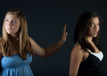 Pesë shenja që tregojnë se dikush është xheloz për ju