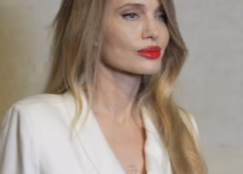 Angelina Jolie “magjeps” në Shangai!