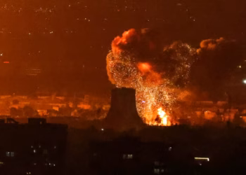 Tymi toksik përfshin Teheranin pas sulmeve izraelite në infrastrukturën e naftës