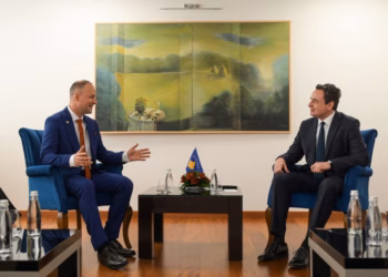 Kurti takon komandantin shqiptaro-amerikan, vlerëson bashkëpunimin me SHBA-në