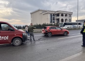 Aksident në magjistralen Prishtinë – Ferizaj, Policia dhe autoambulanca dalin në vendin e ngjarjes