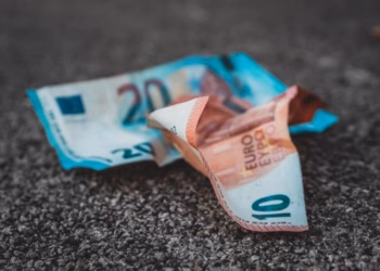 Qytetarja nga Suhareka gjen 300 euro dhe i dorëzon në polici