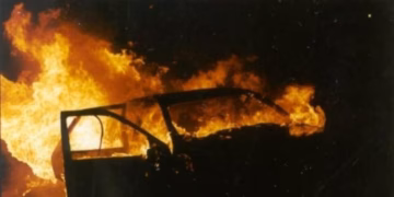 Digjet një veturë në Gjakovë, pa të lënduar