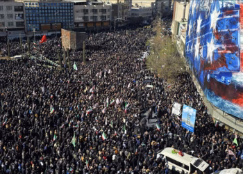 Zi kombëtare dhe protesta shpërthejnë në Iran pas vrasjes së Khameneit në sulmet SHBA-Izrael