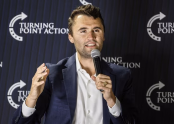 Analiza e plumbit të Charlie Kirk nuk gjen asnjë lidhje me pushkën e gjetur pranë vendit të ngjarjes