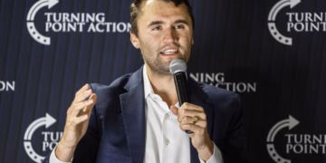 Analiza e plumbit të Charlie Kirk nuk gjen asnjë lidhje me pushkën e gjetur pranë vendit të ngjarjes
