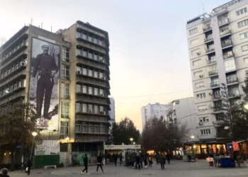 Griset një flamur në sheshin “Adem Jashari” në Mitrovicë të Jugut, policia nis hetimet