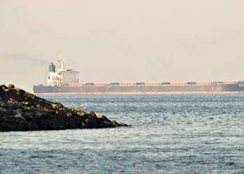 Qindra anije cisterna të bllokuara në Ngushticën e Hormuzit, tregojnë të dhënat