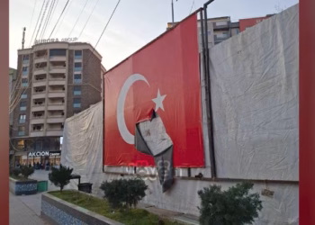 Flamuri turk shqyhet me thikë, incident i përsëritur në tendën e iftarit në Mitrovicë
